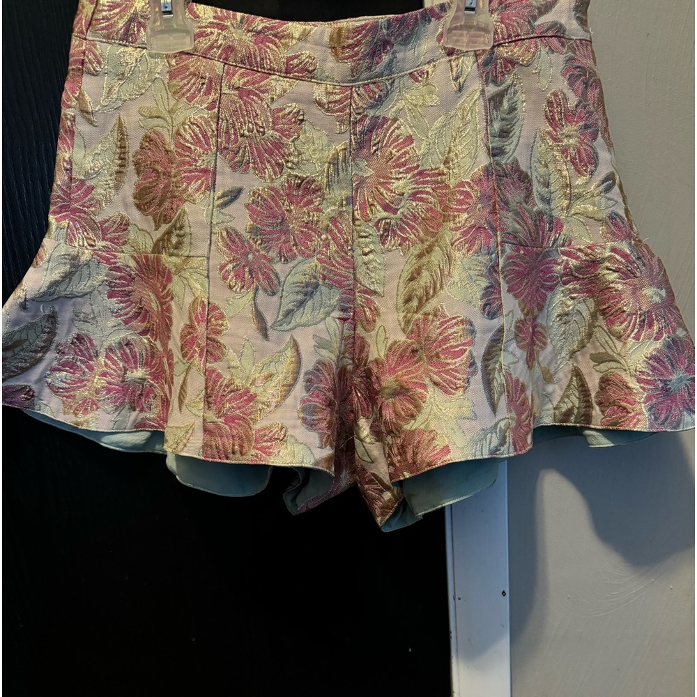 Fun dress shorts, very cute fit looks great with heels.